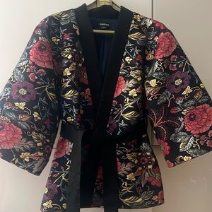 Beautiful unique jackt kimono style/ large flower print,elegant,fits size P/S,M